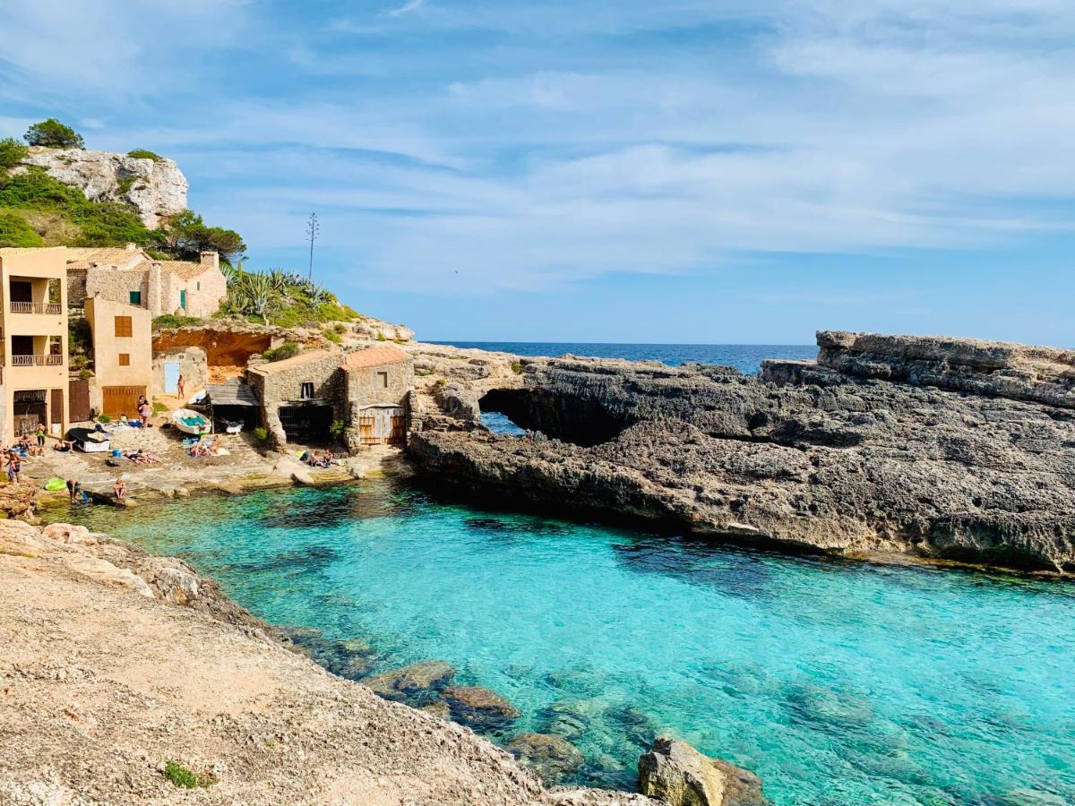 Hostal Cala Llombards ภายนอก รูปภาพ