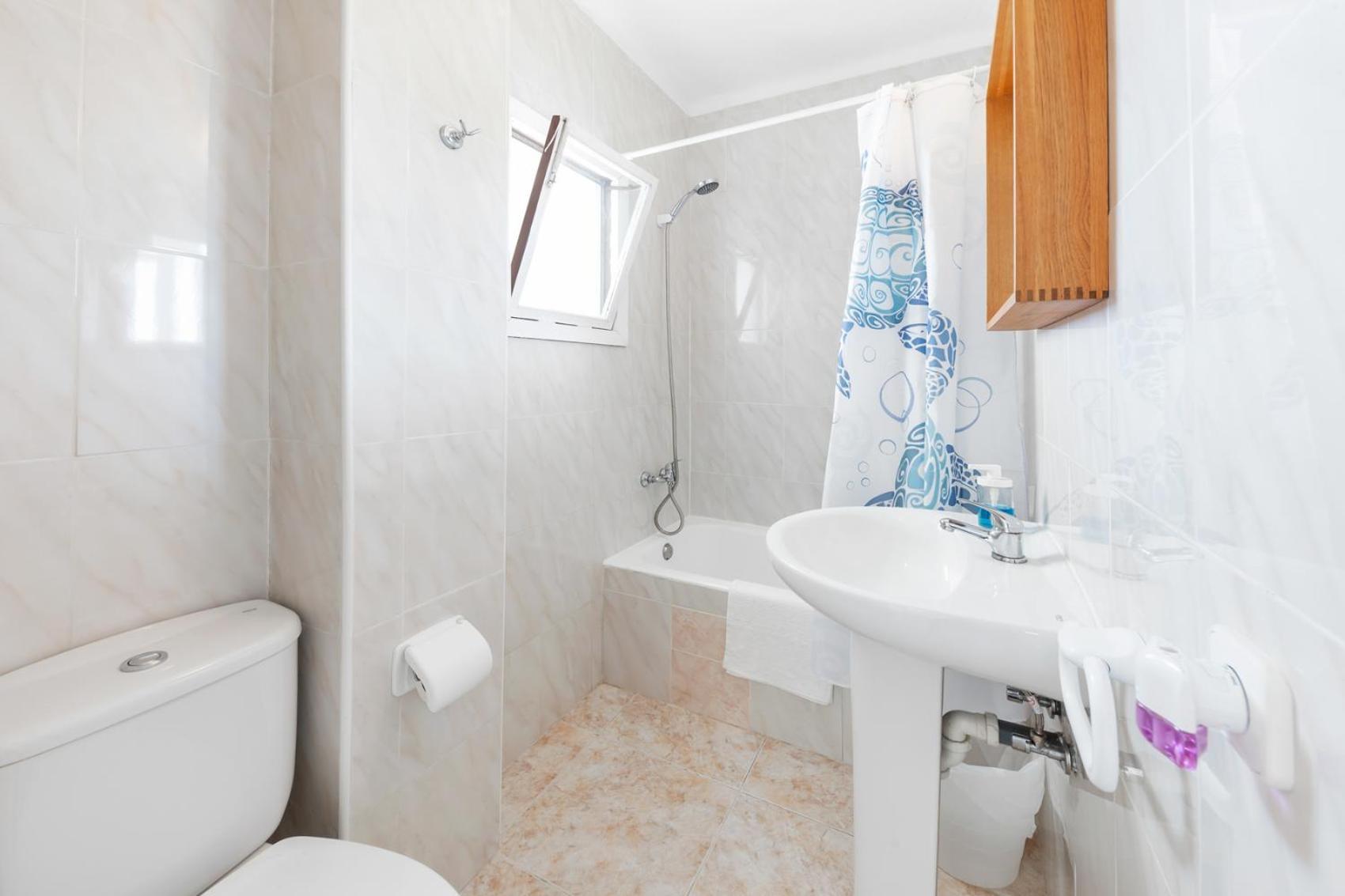 Hostal Cala Llombards ภายนอก รูปภาพ