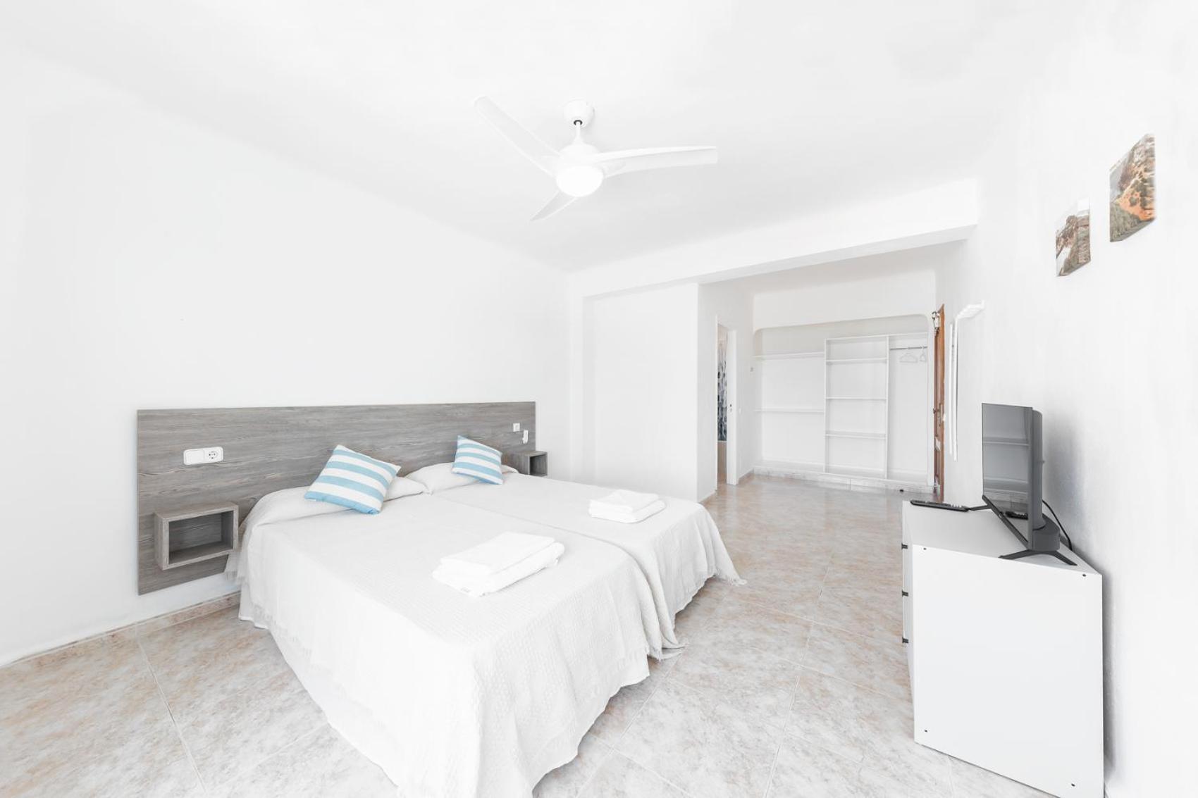 Hostal Cala Llombards ภายนอก รูปภาพ
