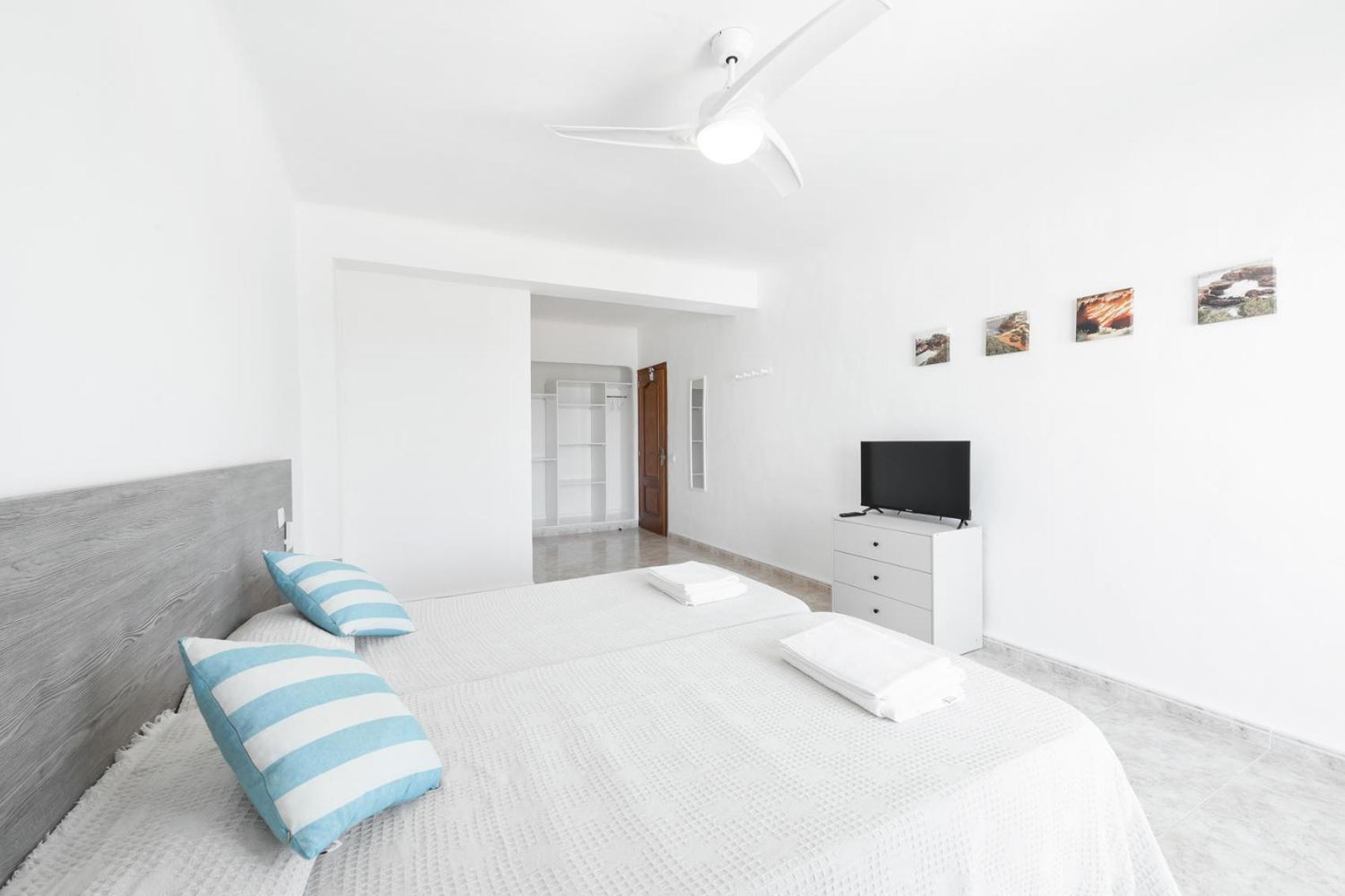 Hostal Cala Llombards ภายนอก รูปภาพ