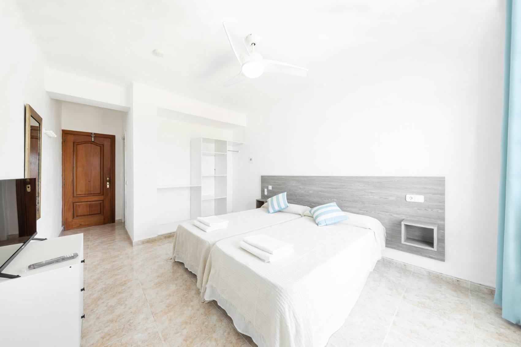 Hostal Cala Llombards ภายนอก รูปภาพ