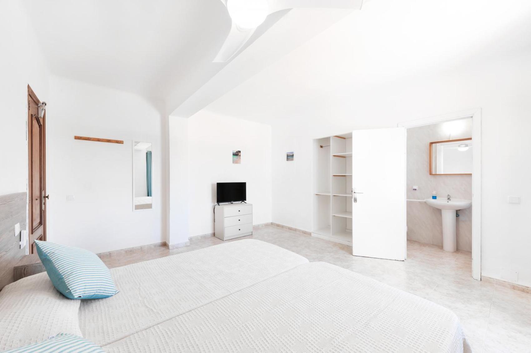 Hostal Cala Llombards ภายนอก รูปภาพ