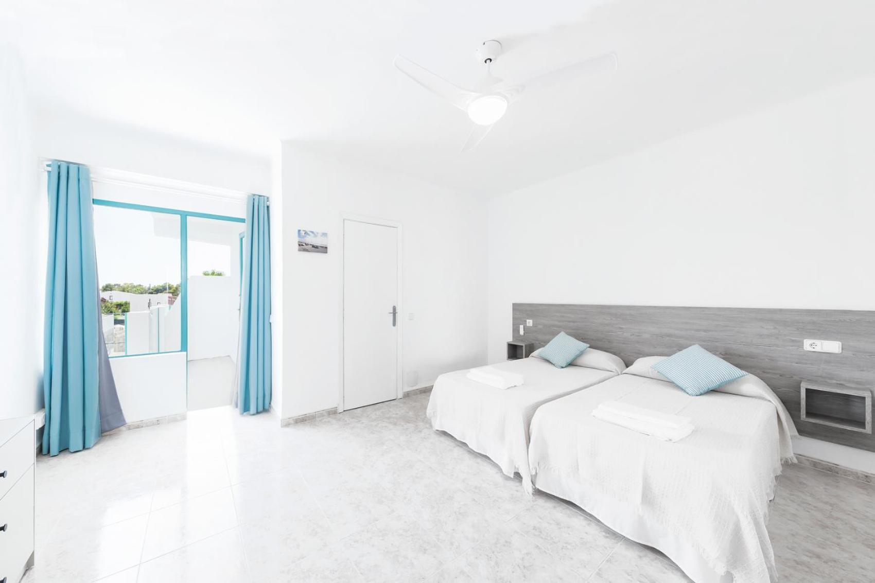 Hostal Cala Llombards ภายนอก รูปภาพ